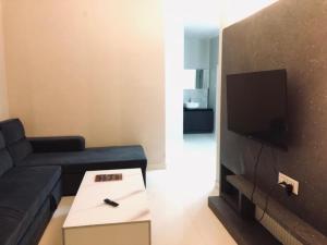TV a/nebo společenská místnost v ubytování Royal MM Abode