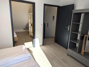 a bedroom with a mirror and a bed and a room at Ferienwohnung Marktblick direkt am Wittenberger Weihnachtsmarkt in Lutherstadt Wittenberg