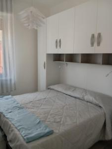 a bed in a room with white cabinets at Ca 'Romanel in Garda