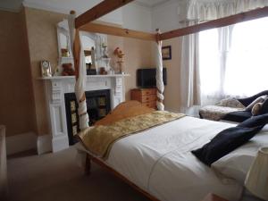 A bed or beds in a room at Maryland Bed and Breakfast 