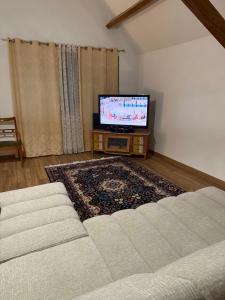 TV a/nebo společenská místnost v ubytování Chambre dans une Ecurie