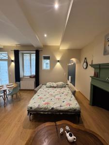 Postel nebo postele na pokoji v ubytování Ancien Couvent au Cœur du vieux Valence + 12 fotografií
