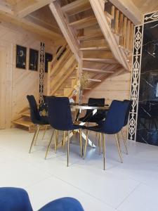a dining room with a table and chairs at Osada Bajka in Murzasichle
