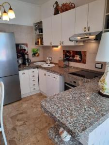 Η κουζίνα ή μικρή κουζίνα στο Luxus-FeWo in Pino - Casa Roccia