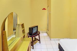TV a/nebo společenská místnost v ubytování OYO 91235 Pondok Damu + 23 fotografií