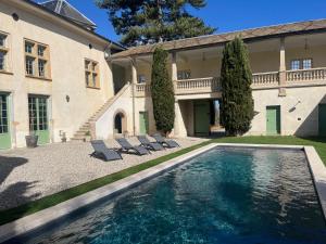 GenayChâteau de Rancé的带游泳池的房屋外观