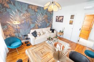 a living room with a couch and a table at Appartement Stylé pour 4 in Châlons-en-Champagne