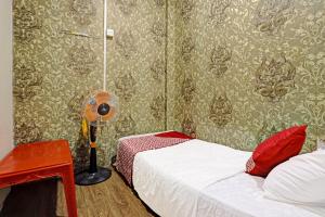 - une petite chambre avec un lit et un ventilateur dans l'établissement Hotel O Sar Inn, à Nagoya 74 autres photos