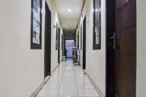 an empty hallway with a corridorngthngthngthngthngthngthngthngthngthngth at Hotel O Royani Residence in Jakarta