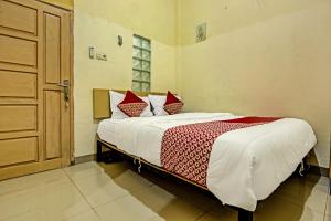 Кровать или кровати в номере OYO Life 91268 Homestay Bu Erma Syariah