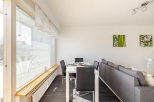 ヘルシンキにあるHelsinki, Private free parking, super easy to city centre and airportのテーブルとソファのあるリビングルーム