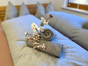 a plant sitting on top of a bed at Ferienwohnung am Quedlinburger Stadtbad in Quedlinburg