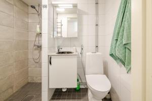 ヘルシンキにあるHelsinki, Private free parking, super easy to city centre and airportのトイレと洗面台を備えた白いバスルーム +22枚の写真