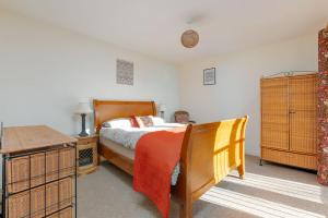een slaapkamer met een bed en een ladekast bij Littlecot in Weymouth