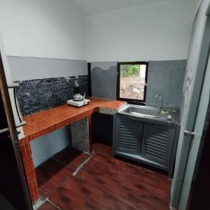 a small kitchen with a sink and a counter at Phen's House in Ko Chang