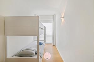 a bunk bed in a room with a mirror at Osean by BLOSS luxe appartement met frontaal zeezicht, binnenzwembad en parking in Middelkerke +17 photos