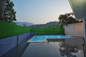Bazén v ubytování Cool Nest 5 BR Pool Villa Munnar by VOYE HOMES nebo v jeho okolí