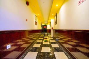 a hallway with a checkered floor in a building at OYO 124 Al Salam Palace Hotel in Manama +19 photos