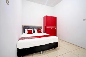 Кровать или кровати в номере OYO 91329 Guest House Le-banon Syariah