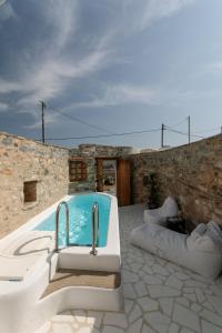 Bazén v ubytování Naxos Heritage Residence nebo v jeho okolí