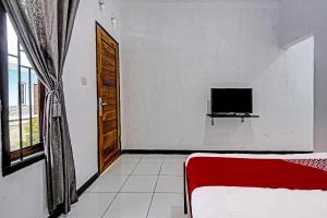 TV a/nebo společenská místnost v ubytování OYO 91334 Permata Papua Guest House