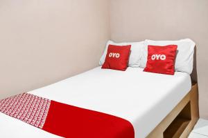 Postel nebo postele na pokoji v ubytování SPOT ON 91336 Guesthouse Tarumanegara