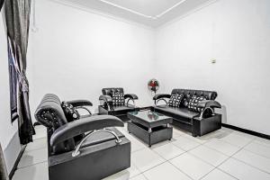 Posezení v ubytování OYO 91334 Permata Papua Guest House