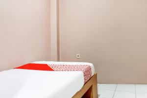 Postel nebo postele na pokoji v ubytování SPOT ON 91336 Guesthouse Tarumanegara