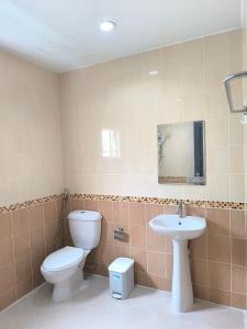 Home Phuket Andaman 3BR في Ban Klang: حمام مع مرحاض ومغسلة