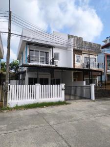 Home Phuket Andaman 3BR في Ban Klang: بيت ابيض امامه سياج ابيض