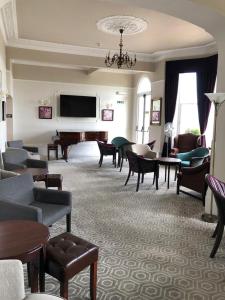 TV a/nebo společenská místnost v ubytování Oban Hotel + 22 fotografií