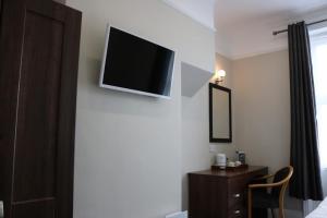 Oban Hotel的电视和/或娱乐中心