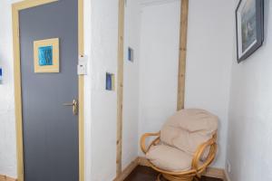 TV a/nebo společenská místnost v ubytování Quirky Apt - Sleeps 6 - Coastal Area - Parking