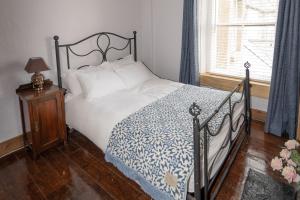 Postel nebo postele na pokoji v ubytování Quirky Apt - Sleeps 6 - Coastal Area - Parking
