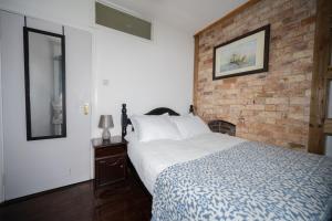 Postel nebo postele na pokoji v ubytování Quirky Apt - Sleeps 6 - Coastal Area - Parking + 6 fotografií