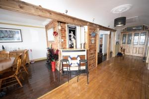 Posezení v ubytování Quirky Apt - Sleeps 6 - Coastal Area - Parking