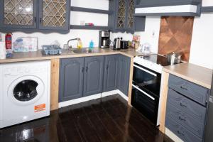 Kuchyň nebo kuchyňský kout v ubytování Quirky Apt - Sleeps 6 - Coastal Area - Parking