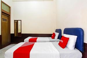 Postel nebo postele na pokoji v ubytování OYO 91354 Hotel Mutiara
