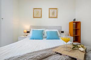 Кровать или кровати в номере Aquamarina Apartments +46 фотографий