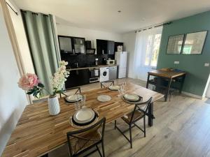 a kitchen and dining room with a table and chairs at Maison rénové bourg de Plourhan in Plourhan