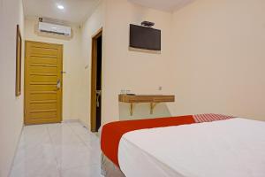 Et tv og/eller underholdning på Collection O 91414 Hotel Marina Beach