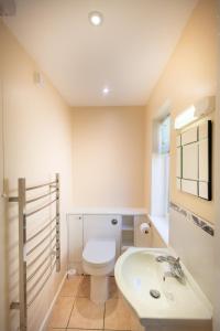 ein Badezimmer mit einer weißen Toilette und einem Waschbecken in der Unterkunft Mermaid - Pet Friendly Self Catering Holiday Cottage Hayle in Hayle + 13 Fotos
