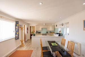 eine Küche und ein Esszimmer mit Tisch und Stühlen in der Unterkunft Mermaid - Pet Friendly Self Catering Holiday Cottage Hayle in Hayle