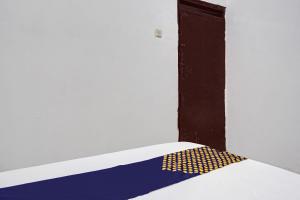 Postel nebo postele na pokoji v ubytování OYO 91403 Reva Residence Syariah