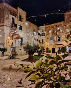 a courtyard of a building with a group of buildings at La casa degli innamorati in Bari
