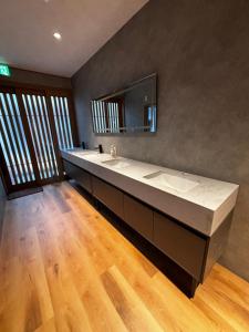 箱根町にあるGuest House Hakone LUMIのバスルーム(シンク2台、大きな鏡付)