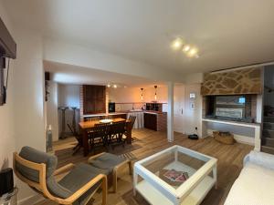 a living room and kitchen with a table and chairs at Casa Rural Teja Vieja in Duruelo