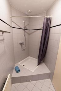Koupelna v ubytování Boardinghouse Steinen + 31 fotografií