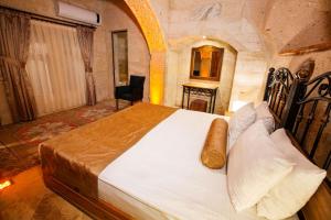 Postel nebo postele na pokoji v ubytování Caldera Cave Hotel