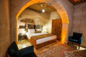 Postel nebo postele na pokoji v ubytování Caldera Cave Hotel